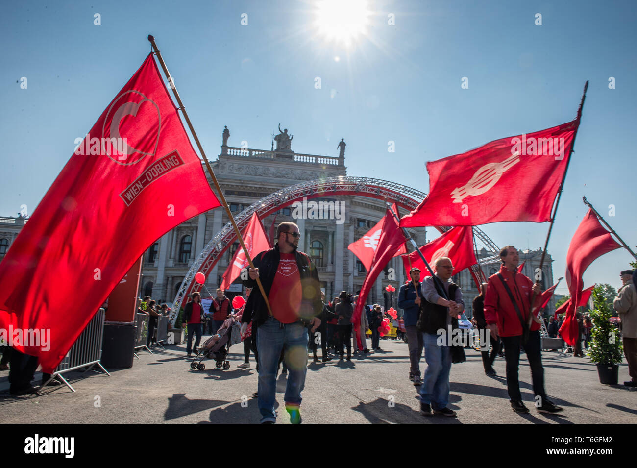 Vienne, Autriche. 1er mai 2019. Les gens assistent à la parade du 1er mai à Vienne, Autriche, le 1 mai 2019. Le Parti social-démocrate d'Autriche (SPO) a organisé le défilé le mercredi à Vienne. Credit : Guo Chen/Xinhua/Alamy Live News Banque D'Images