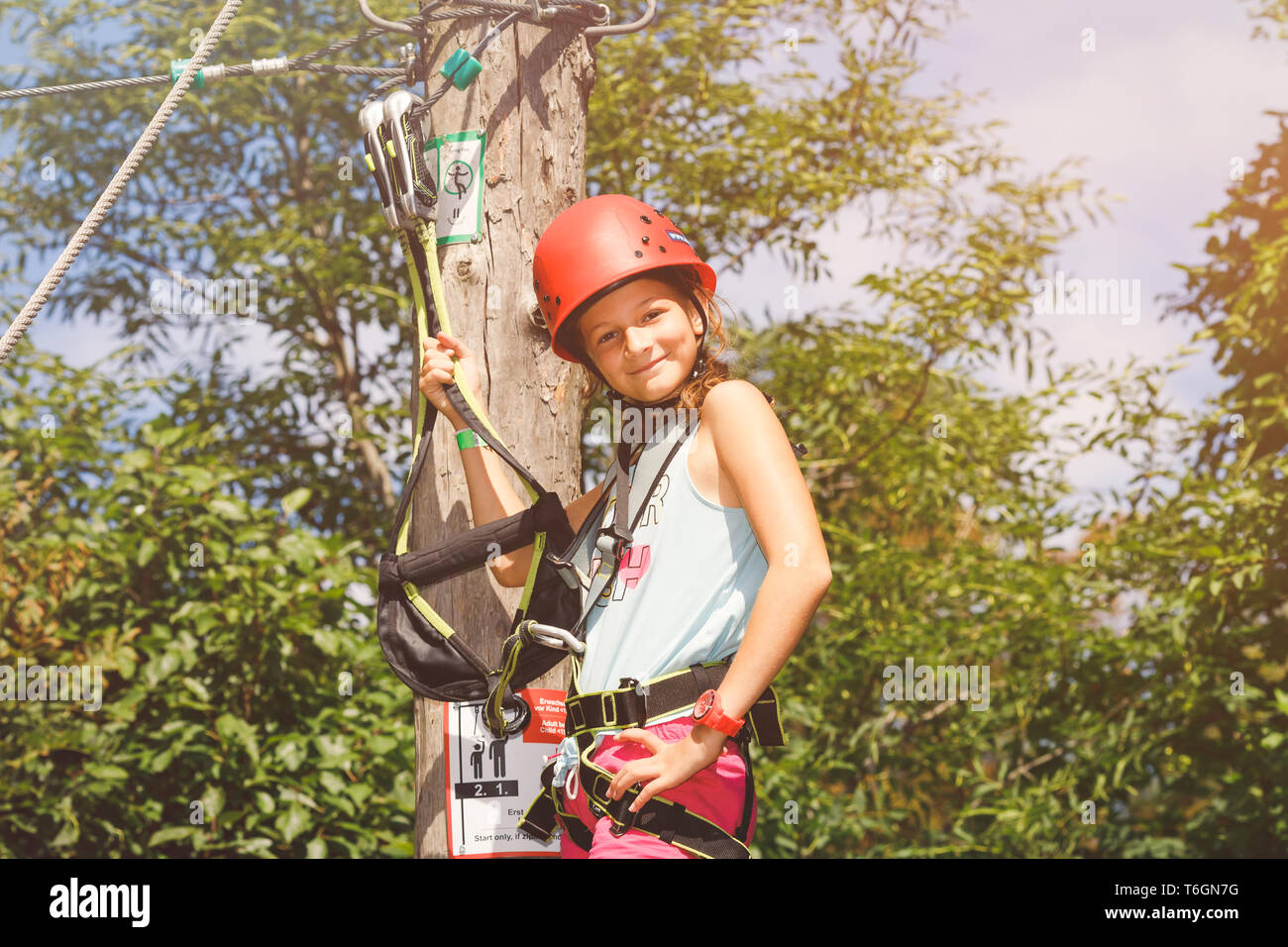 Young Girl smiling at camera in forest parc Banque D'Images