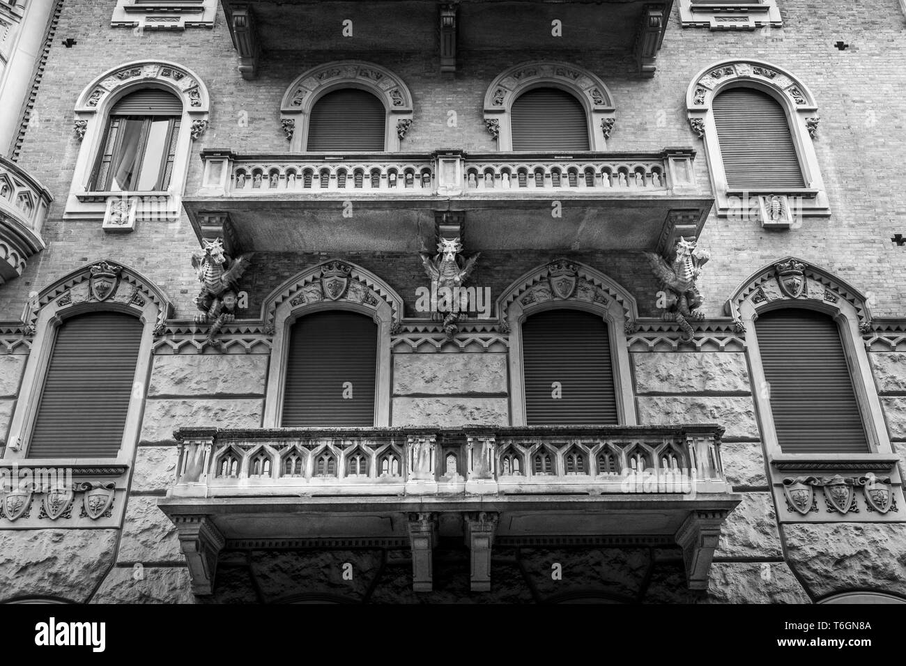 TURIN, ITALIE - Dragon sur la façade du palais de la Victoire Banque D'Images