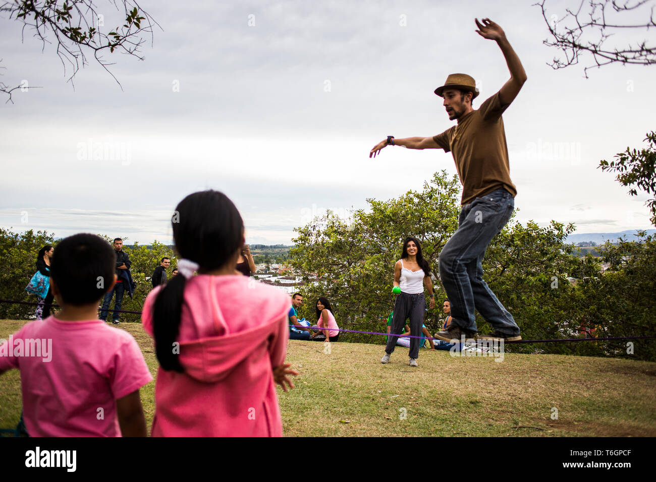 Dimanche après-midi des activités et personnes à Cerro del Morro à Popayan (Colombie) Banque D'Images