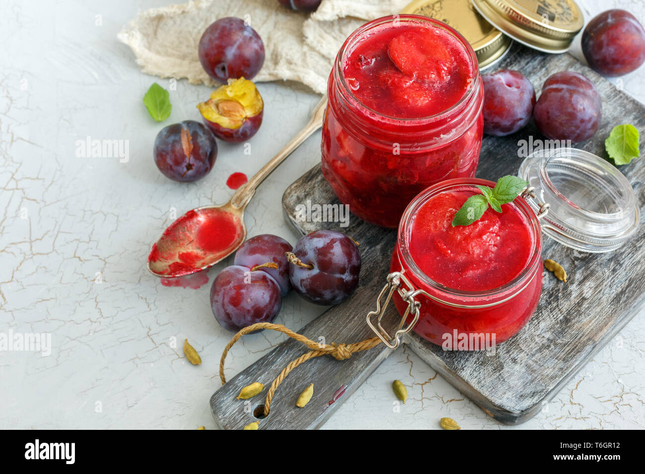 Confiture de prunes maison dans des bocaux en verre. Banque D'Images