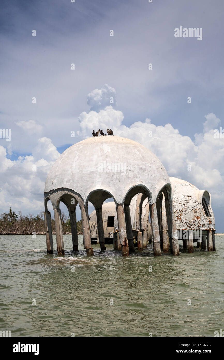 Ciel bleu sur la Cape Romano dome house ruins Banque D'Images