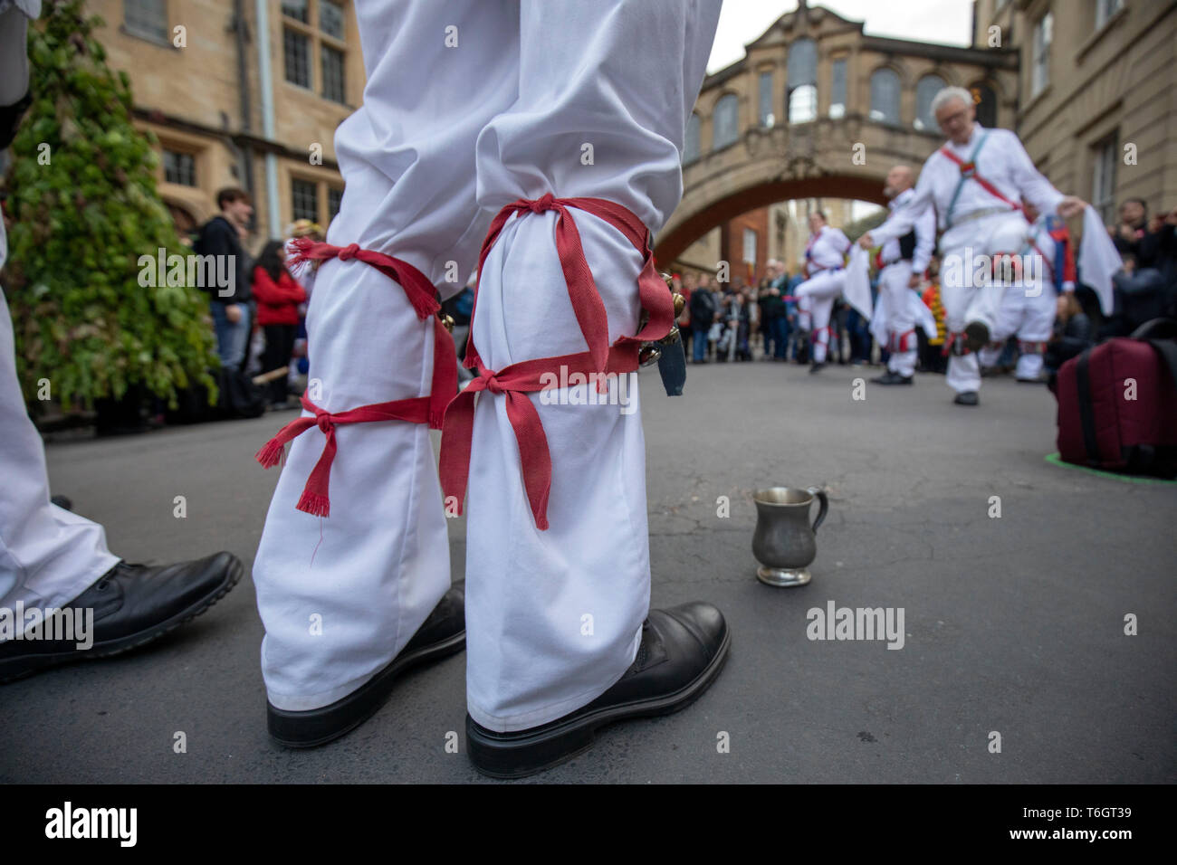 Morris Dancers effectuer après le chant de madrigaux de la tour de Magdalen College à Oxford pendant les célébrations de la journée peut traditionnels. Banque D'Images