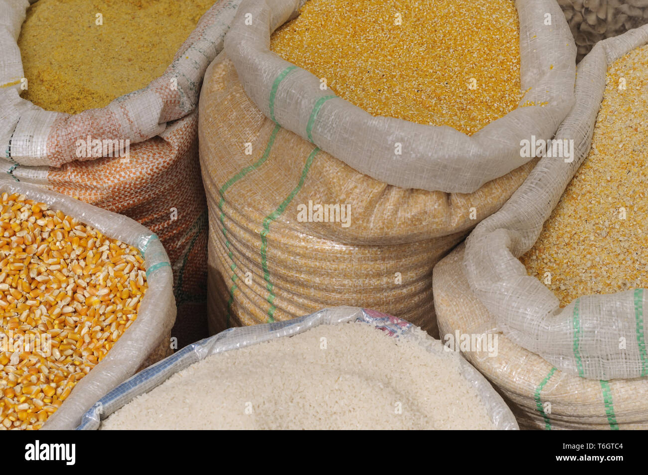 Aliment de riz et de maïs dans des sacs. Banque D'Images