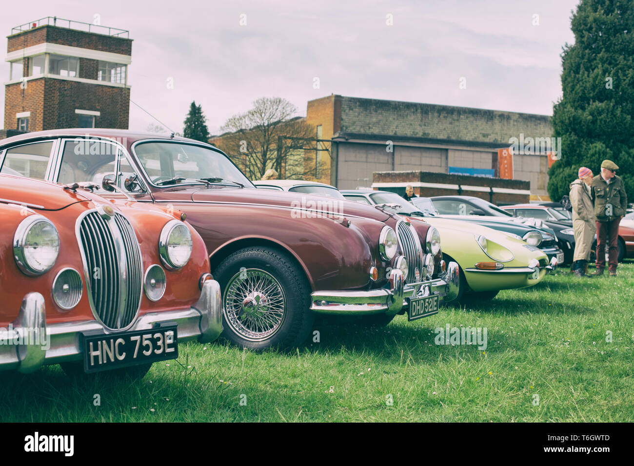 Jaguar Type E et Jaguar Mark 2 voitures à Bicester Heritage Centre 'Drive il Day'. Bicester, Oxfordshire, Angleterre. Vintage filtre appliqué Banque D'Images