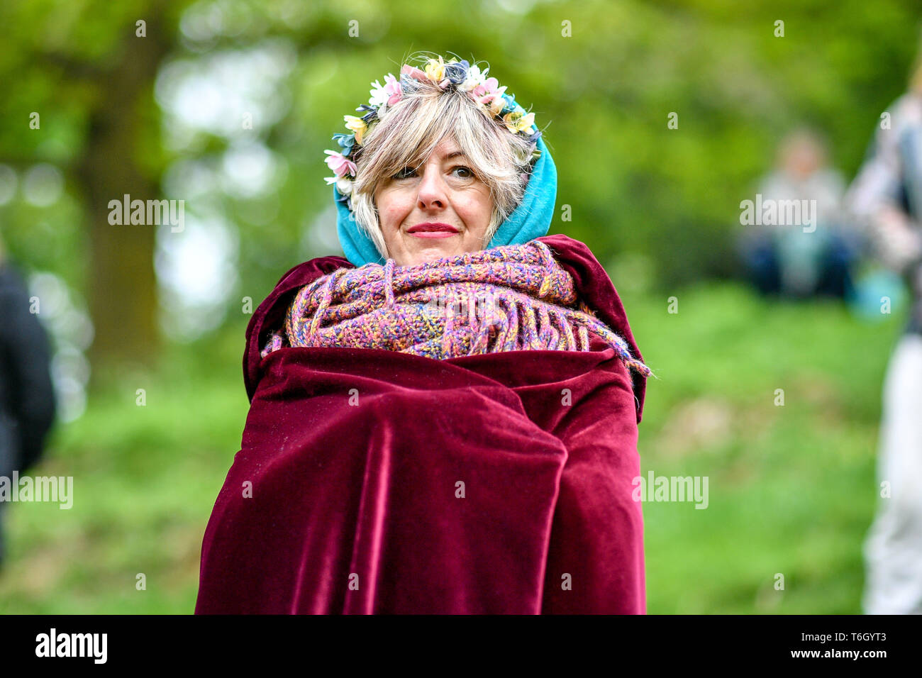 Une femme s'enroule dans sa robe pendant la célébration Beltane à Glastonbury Chalice Well, où les gens se rassemblent pour observer une interprétation moderne de l'antique fertilité païenne celtique sacre du printemps. Banque D'Images