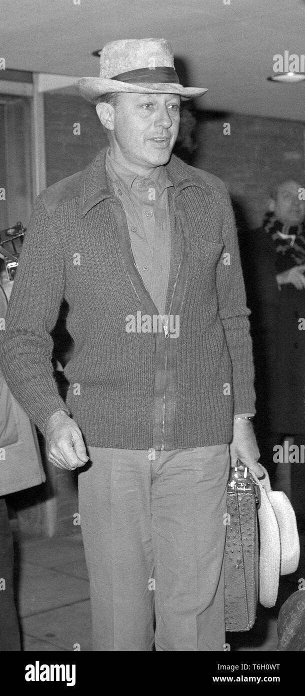 Colin Tennant à l'aéroport de Heathrow, Londres. Il est réglé pour passer trois semaines avec la Princesse Margaret sur l'île paradisiaque de Mustique. Banque D'Images