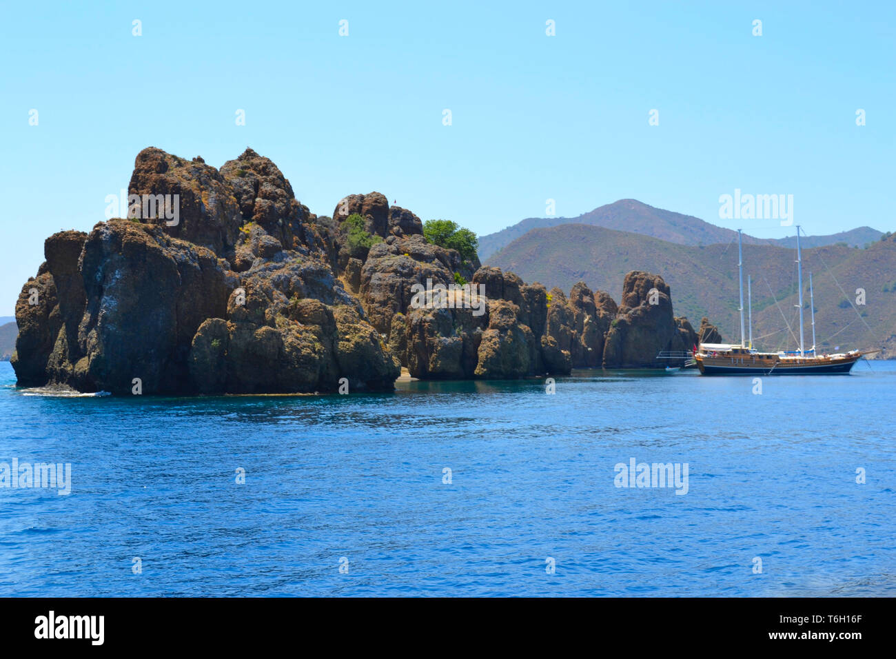 Voir la pierre des îles dans la mer Egée Turquie Grèce, la côte rocheuse déserté près de Icmeler Marmaris des vacances voyage paysage Panorama Banque D'Images