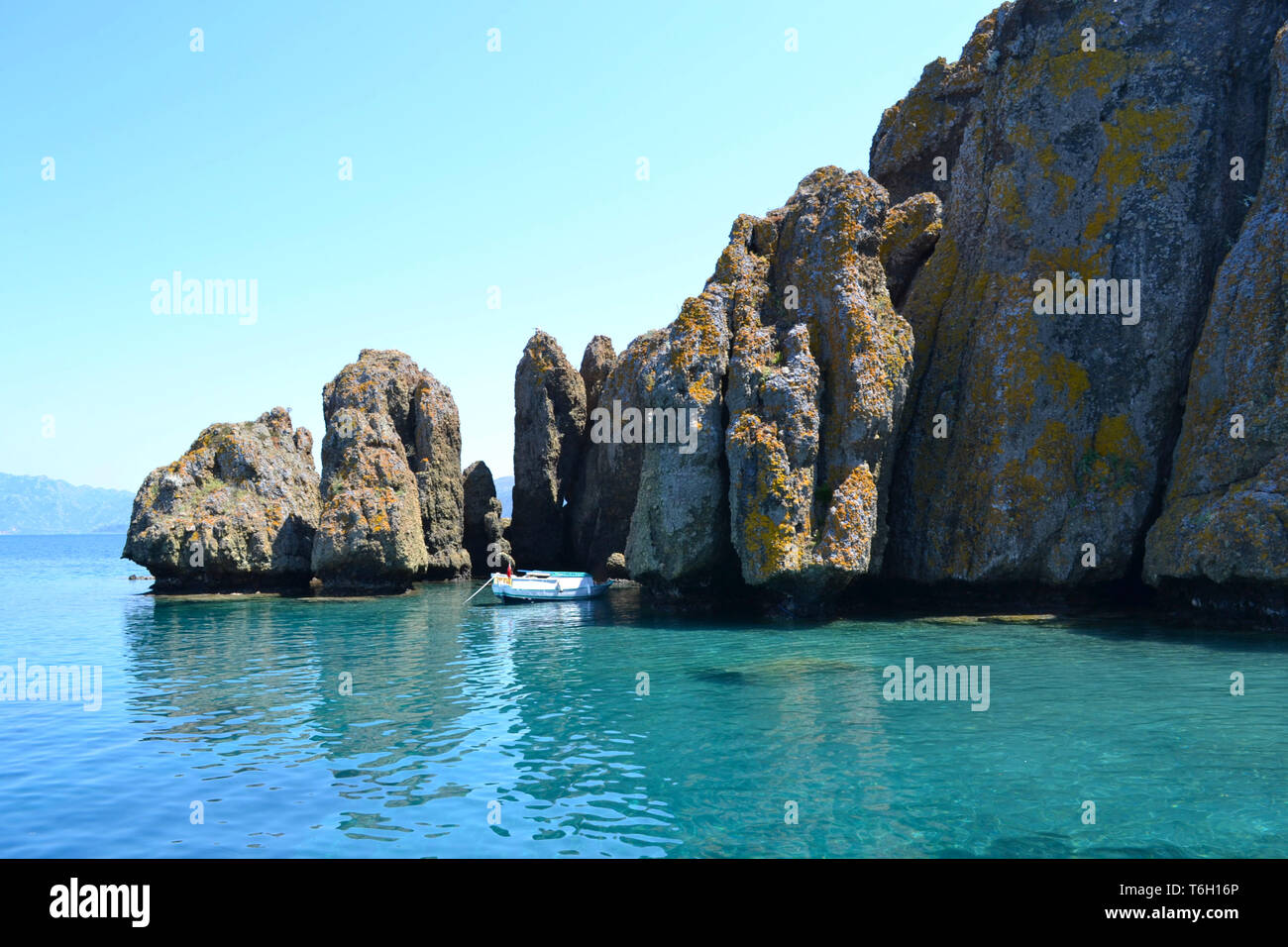 Voir la pierre des îles dans la mer Egée Turquie Grèce, la côte rocheuse déserté près de Icmeler Marmaris des vacances voyage paysage Panorama Banque D'Images