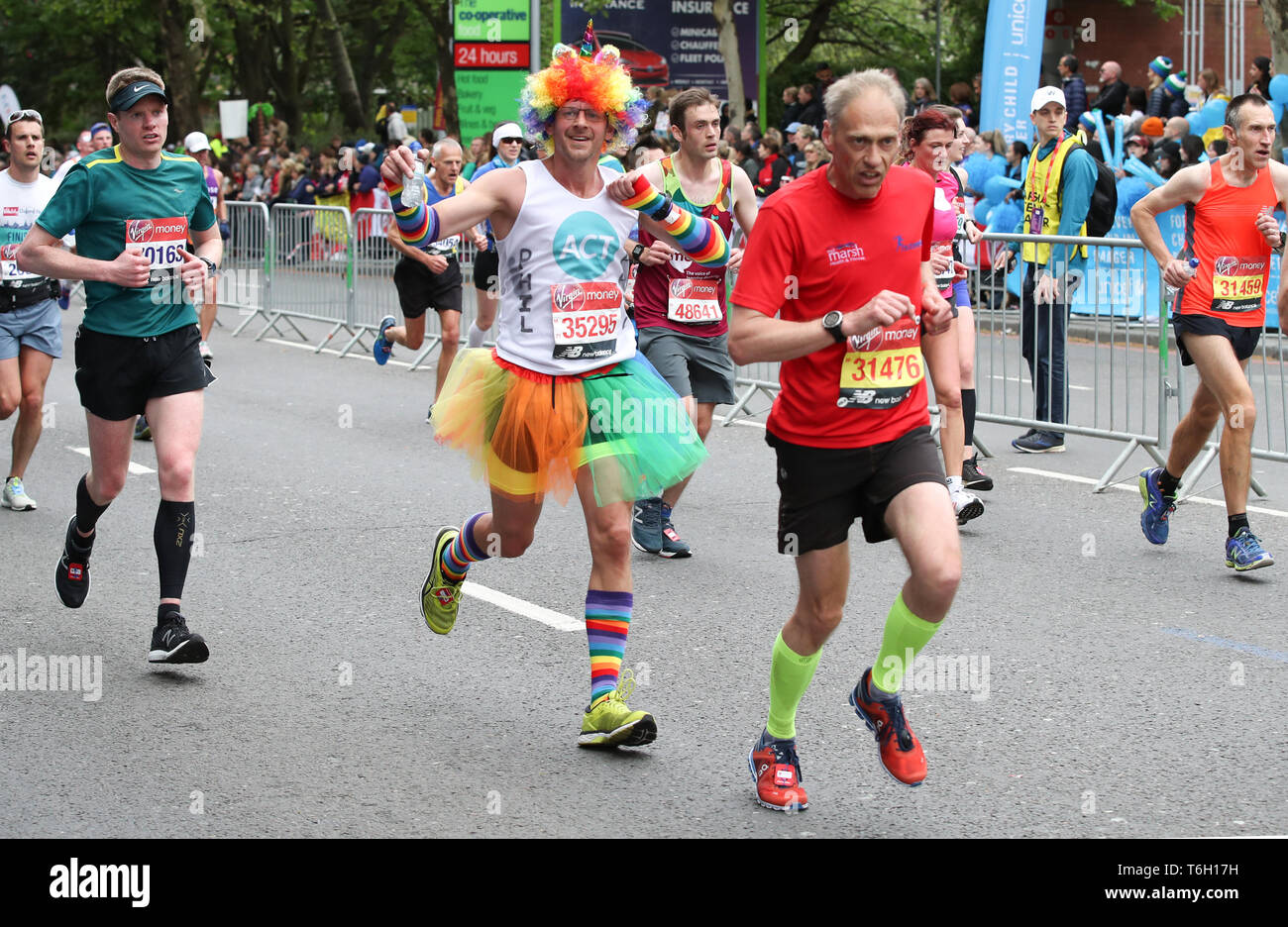 Londres en Angleterre. Dimanche 28 avril 2019. Les participants exécutant le marathon de Londres. Banque D'Images