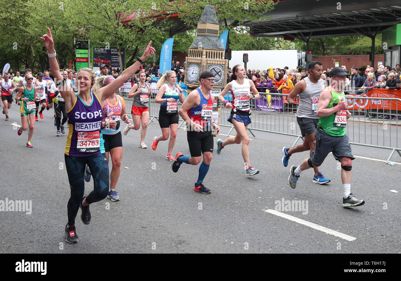 Londres en Angleterre. Dimanche 28 avril 2019. Les participants exécutant le marathon de Londres. Banque D'Images