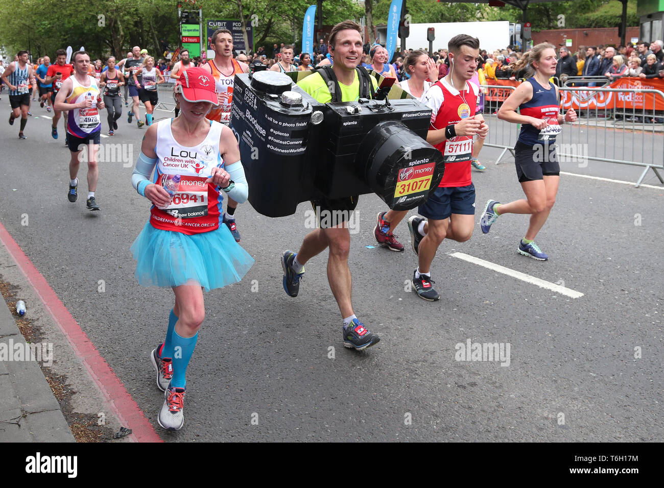 Londres en Angleterre. Dimanche 28 avril 2019. Les participants exécutant le marathon de Londres. Banque D'Images