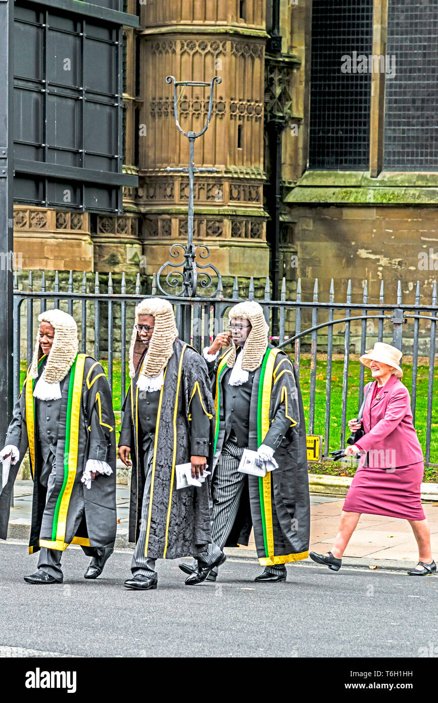 Les juges et QCs, entièrement vêtu, venant de l'assemblée annuelle de juges dans l'abbaye de Westminster, marquant le début de l'année juridique Banque D'Images