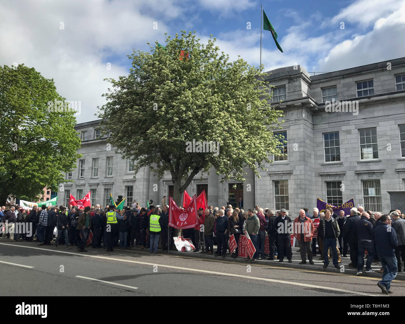 Les membres de l'Association des agriculteurs irlandais (IFA) à une manifestation devant l'Hôtel de Ville de Liège demandant au gouvernement d'introduire une plus Brexit prend en charge pour les éleveurs de bovins. Banque D'Images