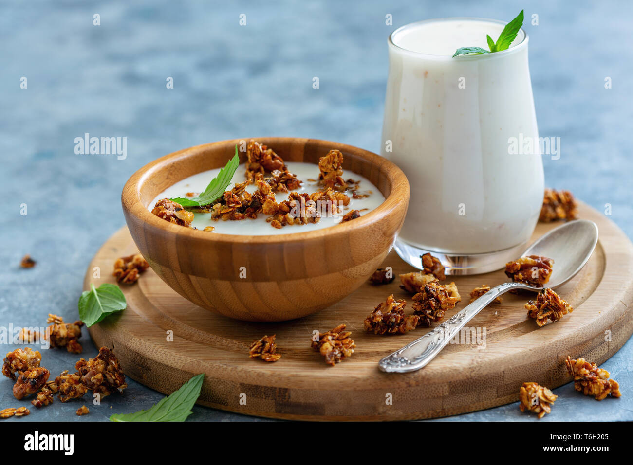 Yaourt naturel composé de muesli. Banque D'Images