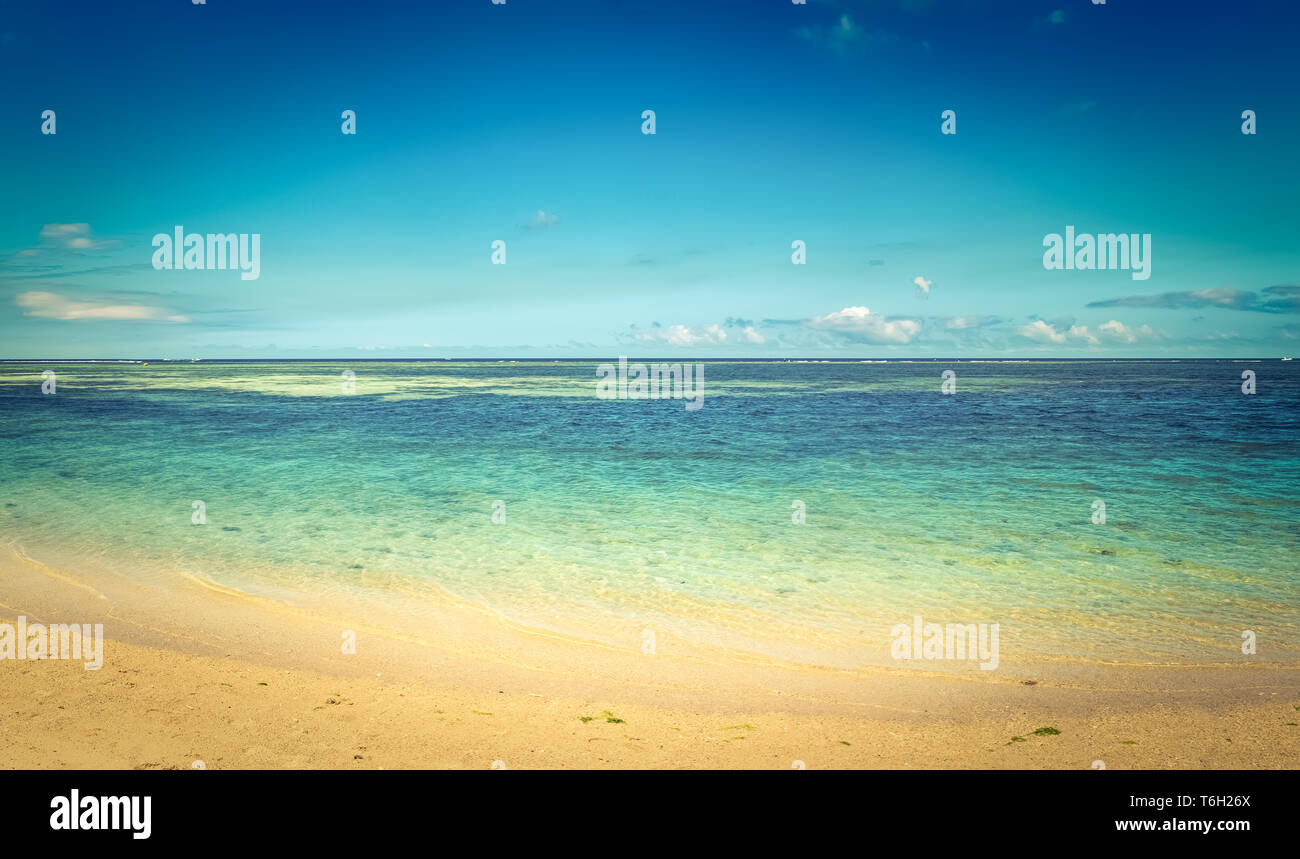 Sandy tropical beach. Beau paysage. Panorama. Banque D'Images Sandy tropical beach. Beau paysage. Panorama. Banque D'Images
