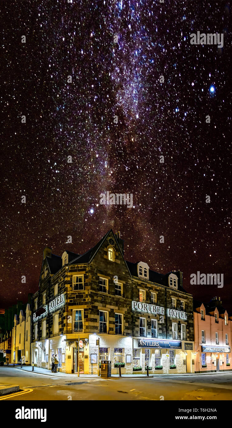 PORTREE, Isle of Skye / SCOTLAND - 25 octobre 2019 : la Voie Lactée brille au-dessus de l'hôtel de Portree. Banque D'Images
