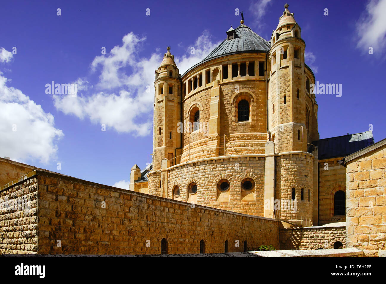 L'Abbaye de la Dormition, le mont Sion : vue sur l'église de l'Orient, le vieux Jérusalem, Israël. Banque D'Images