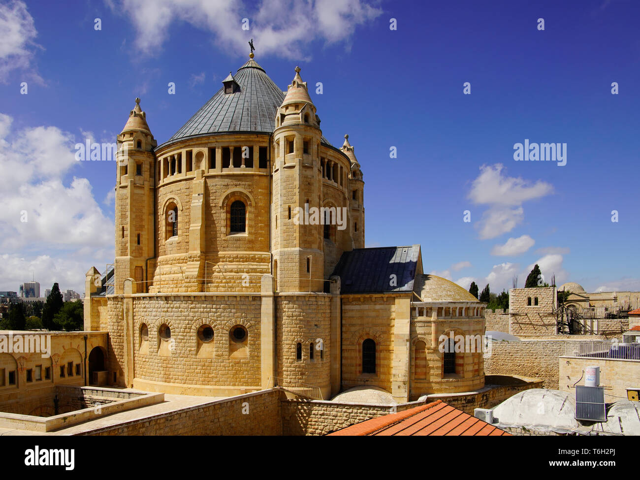 L'Abbaye de la Dormition, le mont Sion : vue sur l'église de l'Orient, le vieux Jérusalem, Israël. Banque D'Images