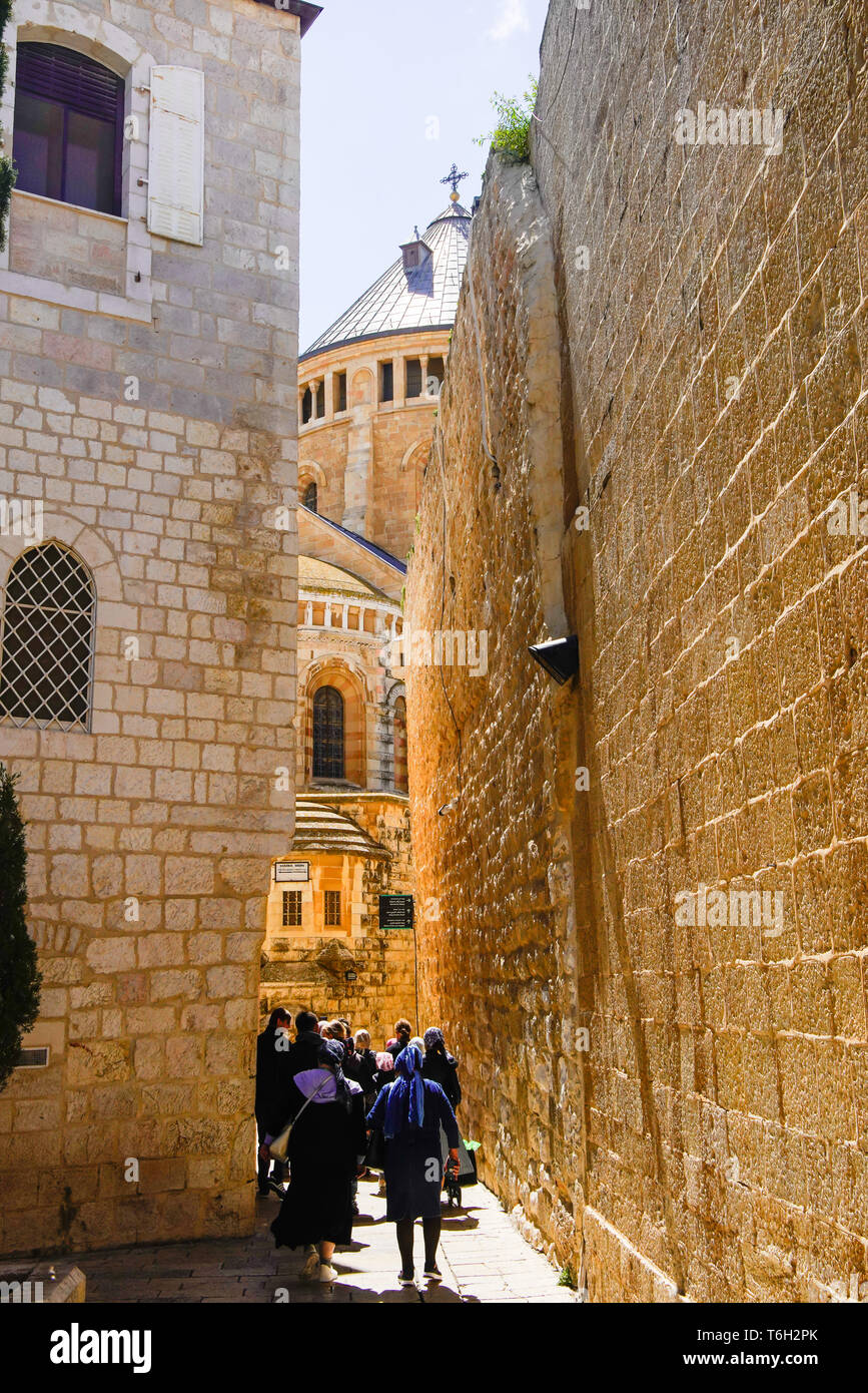 Pèlerins sur le chemin de l'Abbaye de la Dormition, le mont Sion : vue sur l'église de l'Orient, le vieux Jérusalem, Israël. Banque D'Images