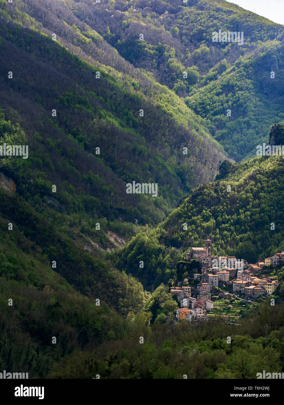 Equi Terme, magnifique cité médiévale spa village nichant dans les montagnes des Alpes Apuanes, Toscane, Italie. Célèbre pour sa teneur en soufre Le soufre, l'eau de source. Banque D'Images