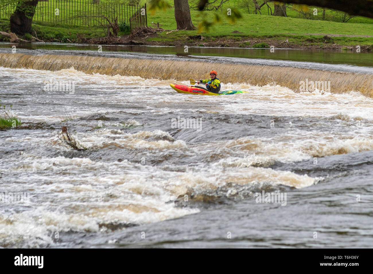 Le Horseshoe Falls sur la rivière Dee à Llangollen. Kyakers conoeists, et en eau vive, rapids Banque D'Images