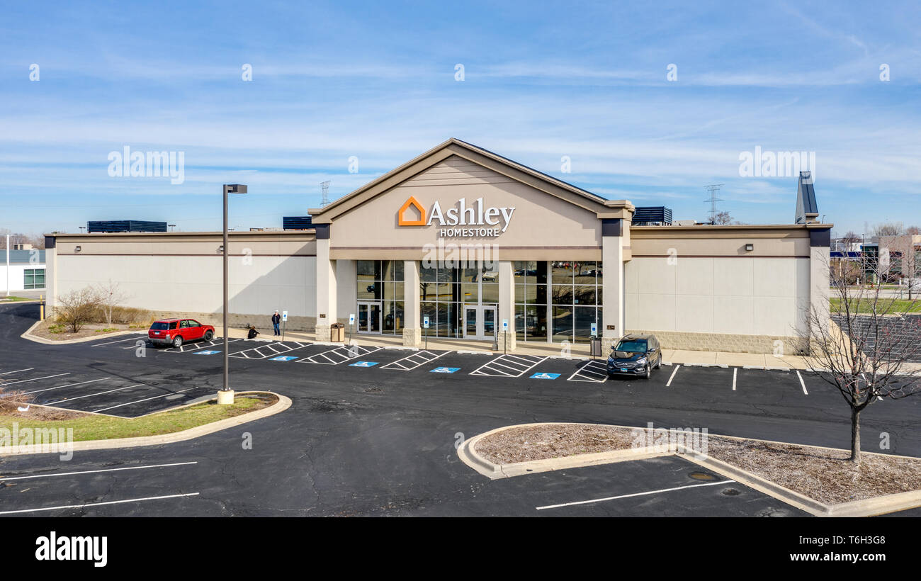 Un bourdon / Vue aérienne d'une Ashley Furniture store. Ashley Furniture a été en affaires depuis 1997, avec plus de 800 sites dans le monde entier. Banque D'Images
