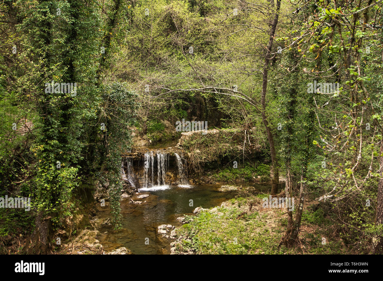 La cascade au village de Stadtplatz 2, sur la route de pèlerinage Via Francigena en Lunigiana, au nord de la Toscane, Italie. Banque D'Images