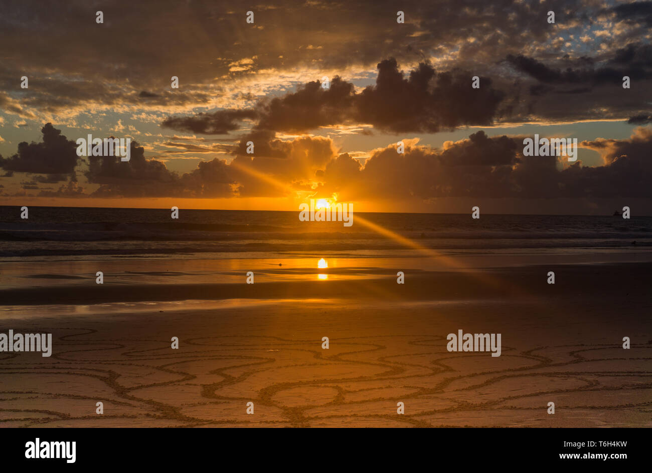 Coucher Du Soleil Avec Des Dessins Sur Le Sable D Une Plage De Carcavelos Portugal Photo Stock Alamy