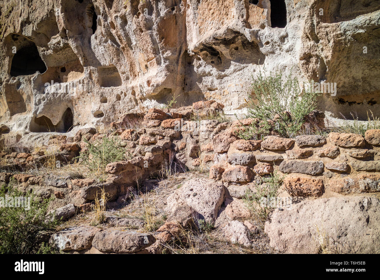 Logement falaise en ruines Bandelier National Monument, Nouveau Mexique Banque D'Images