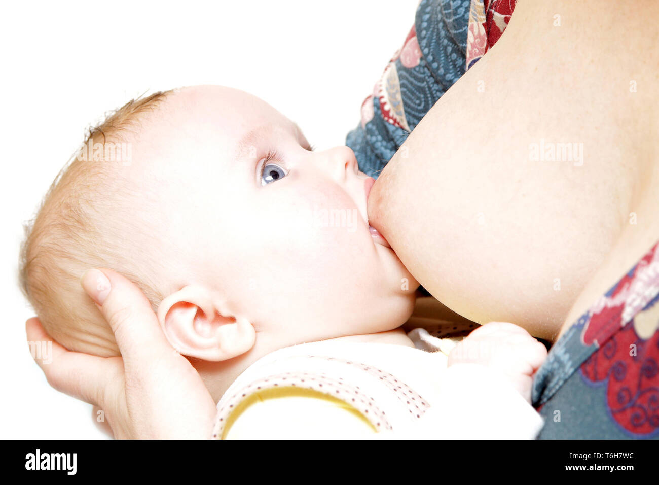 L'nouveau-né bébé fille garçon mange maman allaiter 3 mois isolé Banque D'Images