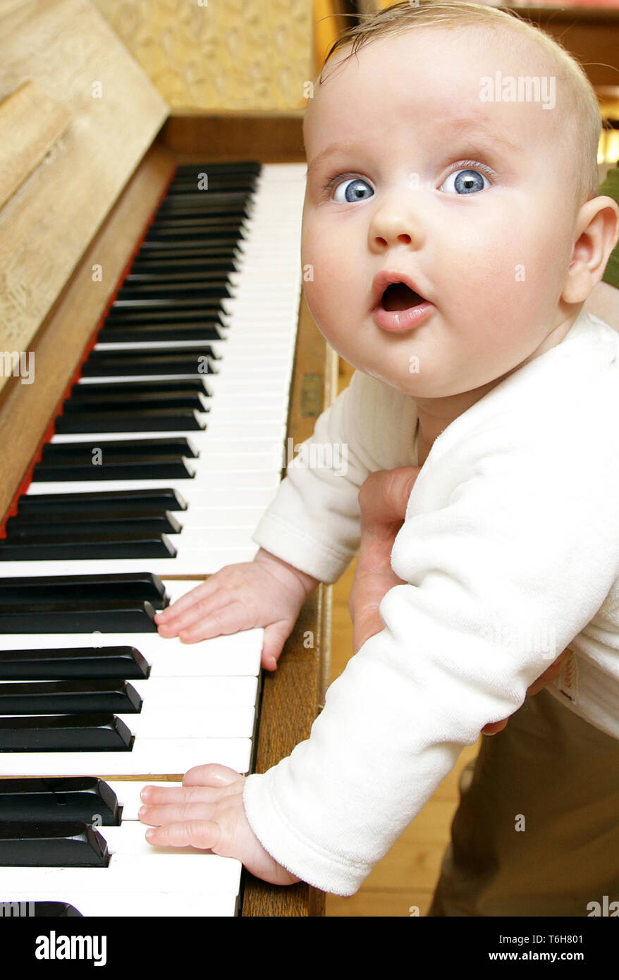 L'nouveau-né bébé fille Garçon jouant du piano vintage 6 mois vieux clavier Banque D'Images