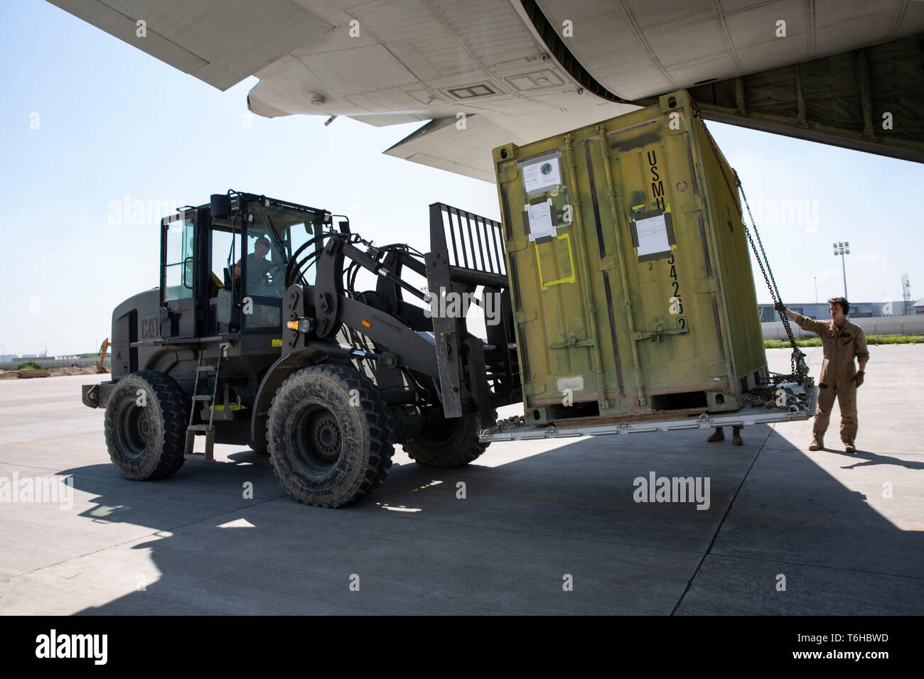 Les Marines américains avec l'Escadron de transport de ravitaillement aérien maritime 352, joints à but spécial Maritime Aérien Au sol crise Response-Central Groupe de travail commande, et aux États-Unis avec les aviateurs de la Force expéditionnaire du 20e Escadron d'opérations spéciales d'une cargaison de déchargement KC-130J Hercules à l'appui du 2e Bataillon de défense aérienne à basse altitude en Asie du Sud-Ouest, le 9 avril 2019. Le SPMAGTF-CR-CC est conçu pour se déplacer avec rapidité et précision à l'appui des opérations dans tout le Moyen-Orient. (U.S. Marine Corps photo par le Cpl. Thackray) Alina Banque D'Images