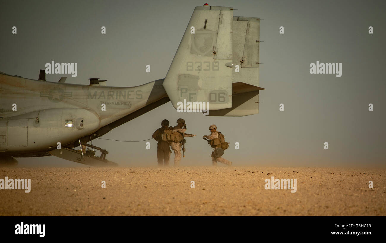 Les Marines américains avec la Compagnie Charlie, 1er Bataillon, 7ème Marines, et un chef d'équipe avec l'Escadron 364 de moyenne à rotor basculant, tous attachés à but spécial Maritime Aérien Au sol crise Response-Central Task Force, commande à bord d'un MV-22 Osprey lors d'une récupération d'aéronefs tactiques et l'exercice du personnel au Camp Buehring, le Koweït, le 28 avril 2019. Le SPMAGTF-CR-CC est un fournisseur de force multiples conçu pour utiliser la masse, la logistique et les capacités aériennes de l'ensemble de la zone de responsabilité du Commandement central. (U.S. Marine Corps photo par le Sgt. Justin Huffty) Banque D'Images