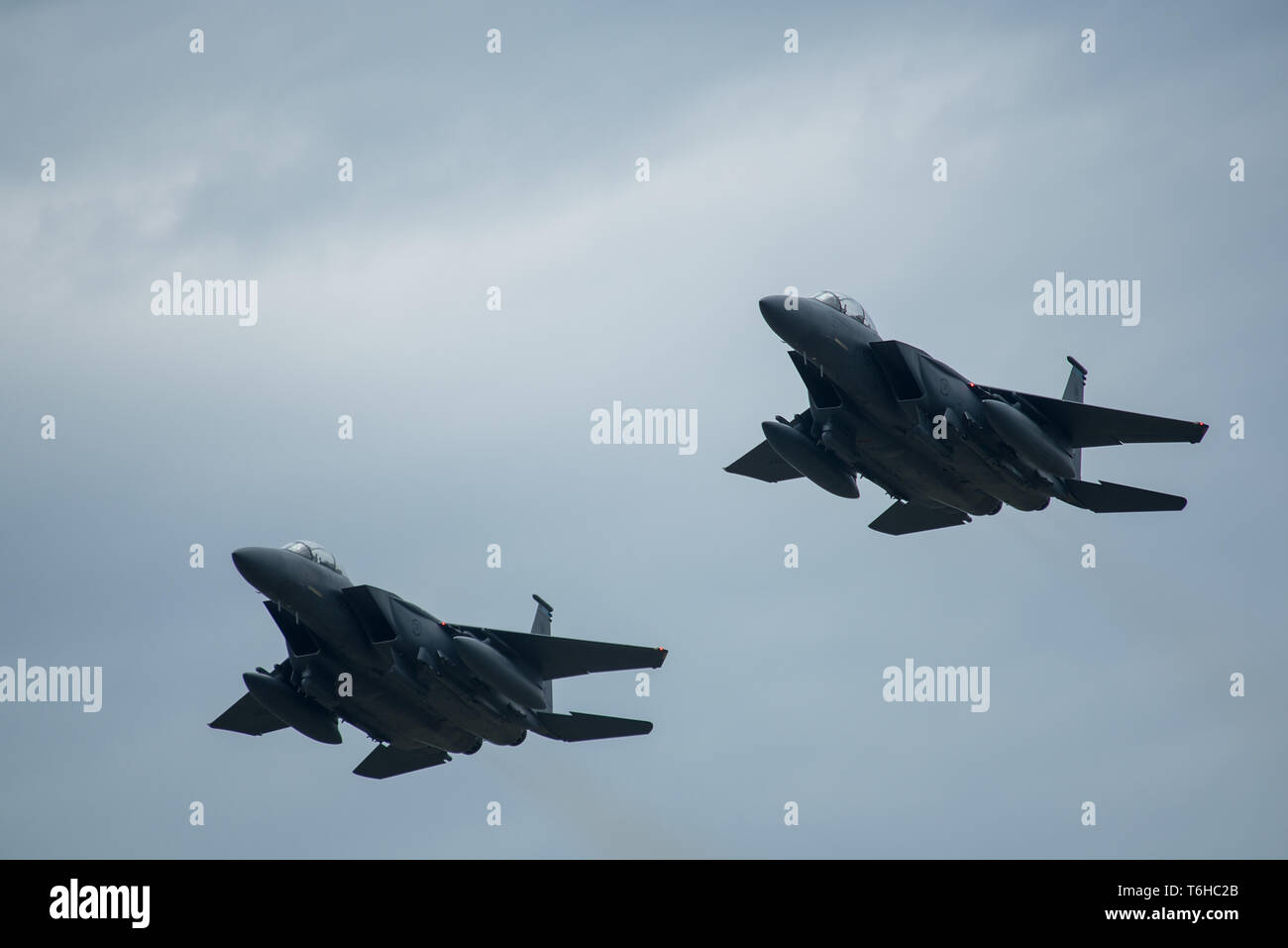 Deux F-15E Strike Eagles, affecté à la 4e Escadre de chasse, faire un survol pendant l'hymne national à l'Envolées d'Wayne Air Show, le 28 avril 2019, à Seymour Johnson Air Force Base, la Caroline du Nord. Lors de la cérémonie d'la Black de poignards, le commandement des opérations spéciales de l'armée américaine de l'équipe de démonstration de parachutisme, effectuée comme le F-15E Strike Eagles a effectué un survol. (U.S. Photo de l'Armée de l'air par la Haute Airman Shawna L. Keyes) Banque D'Images