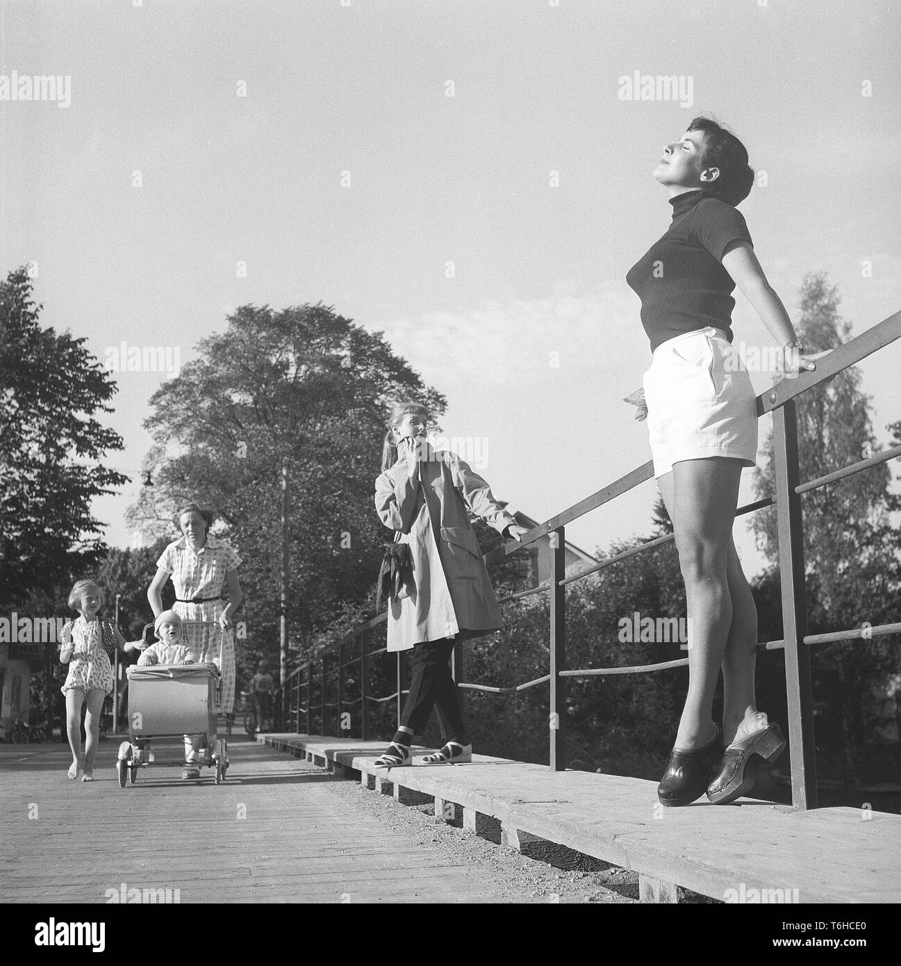Ladies wearing shorts Banque de photographies et d'images à haute  résolution - Alamy