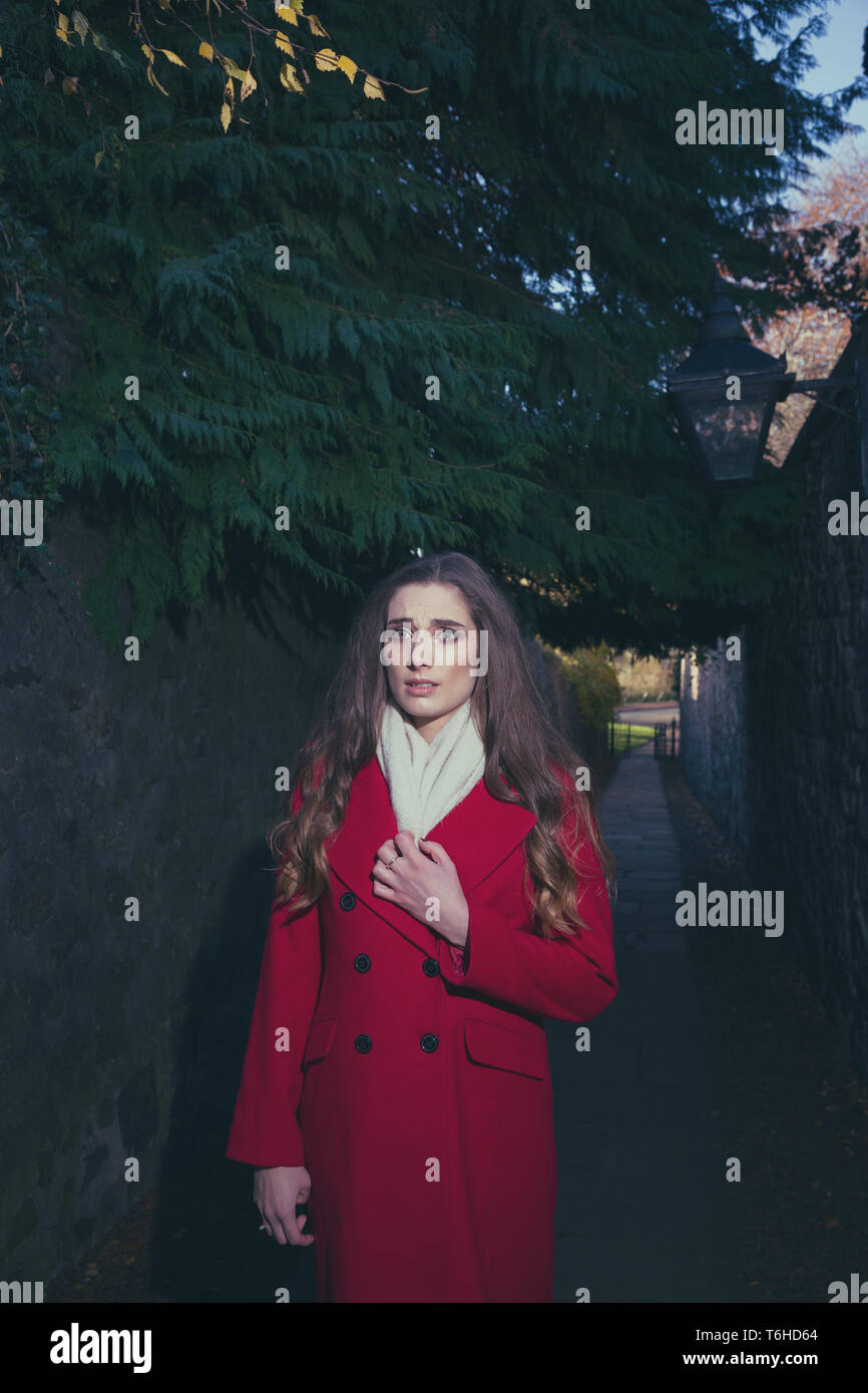 Peur Femme Dans Une Ruelle Sombre Qui Est Tout Seul Photo Stock Alamy Peur Femme Dans Une Ruelle Sombre Qui Est Tout Seul Photo Stock Alamy