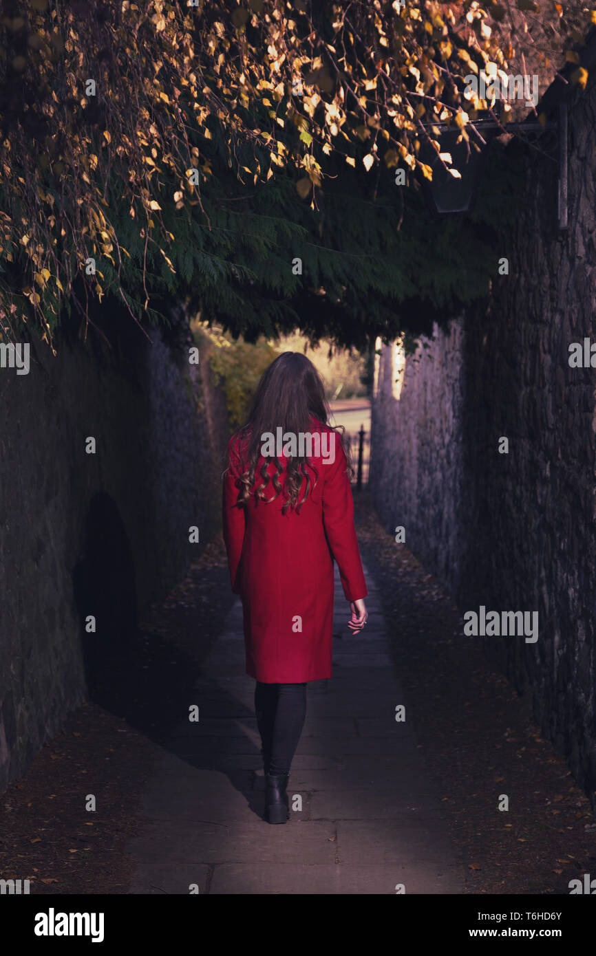 Jeune femme se promener dans une ruelle Banque de photographies et d ...