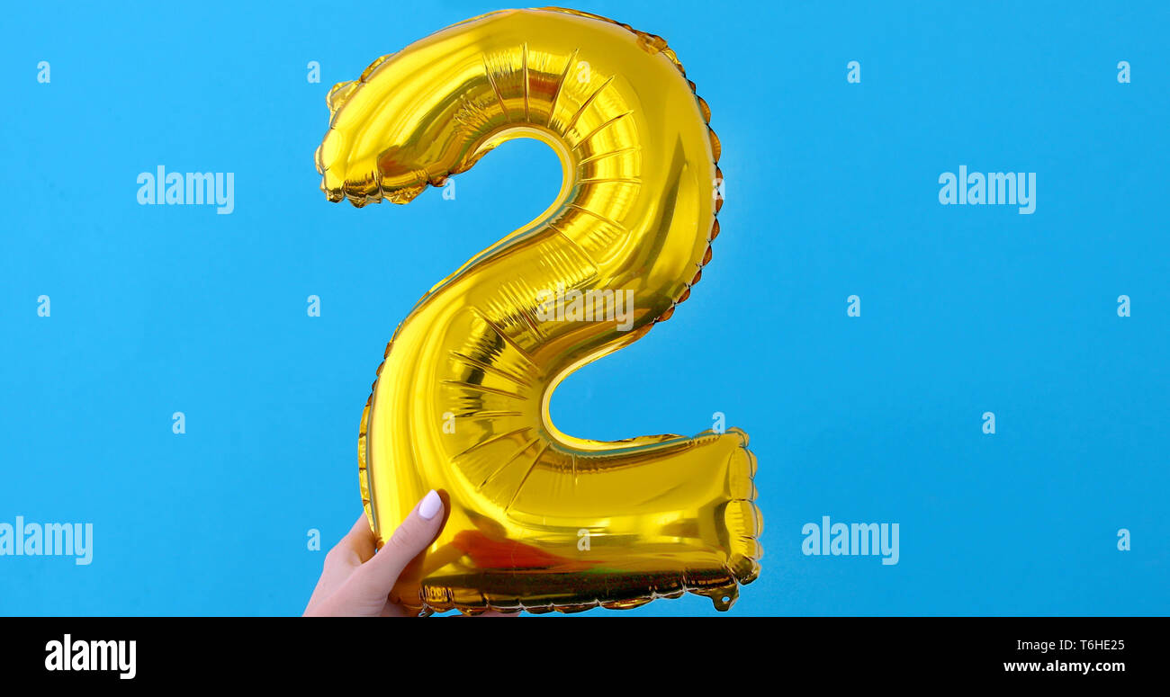 Numéro 5 feuille d'or sur fond bleu ballon célébration Banque D'Images