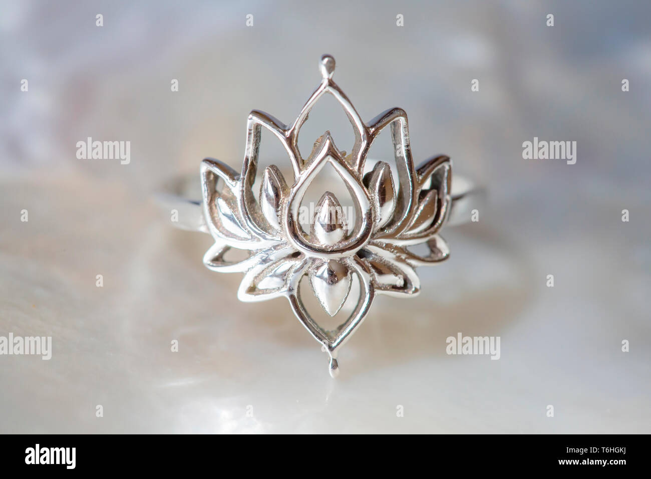 Bague femme en argent en forme de lotus Photo Stock - Alamy