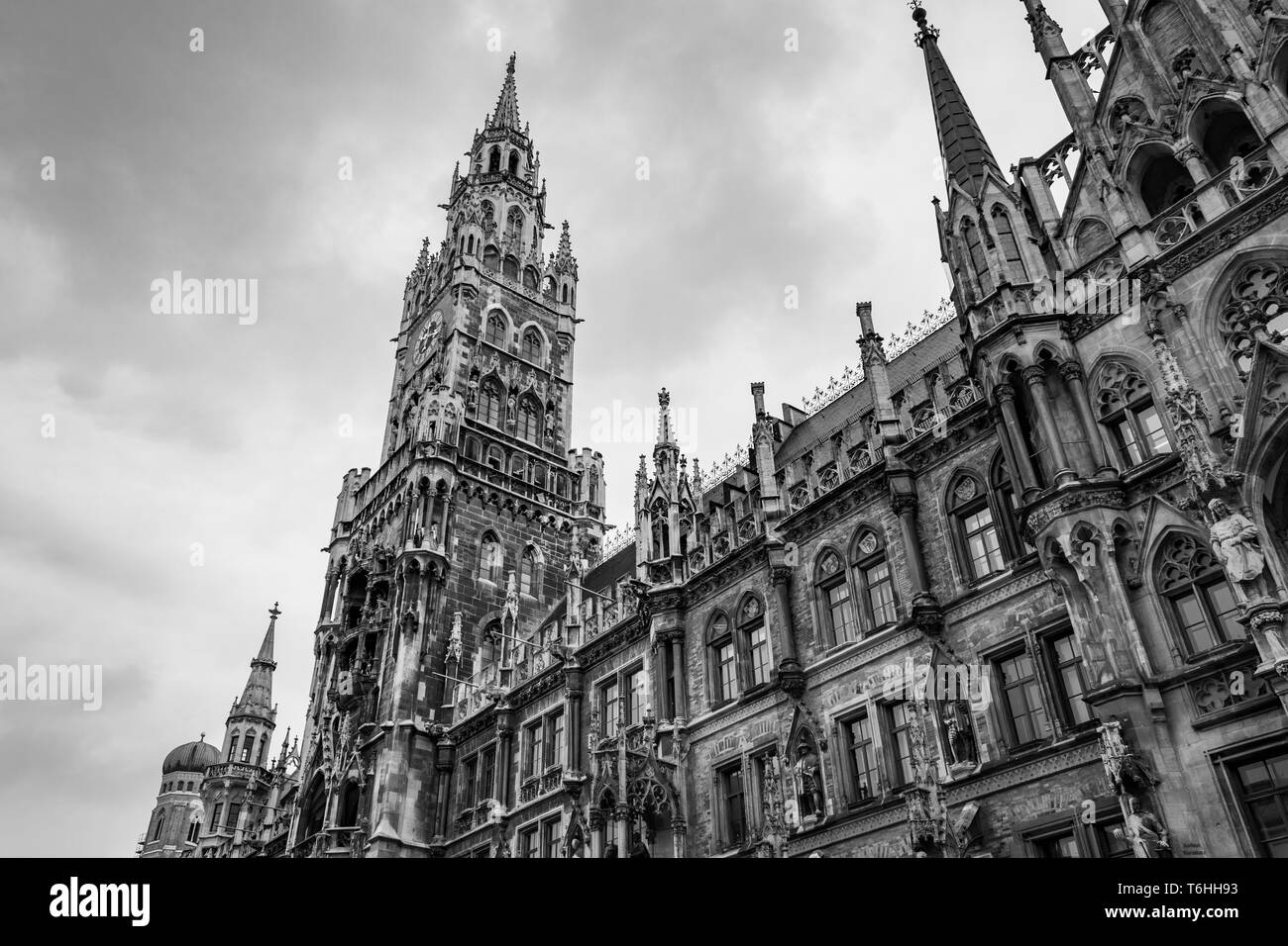 Nouveau tour de ville sur la Marienplatz, Munich noir et blanc Banque D'Images