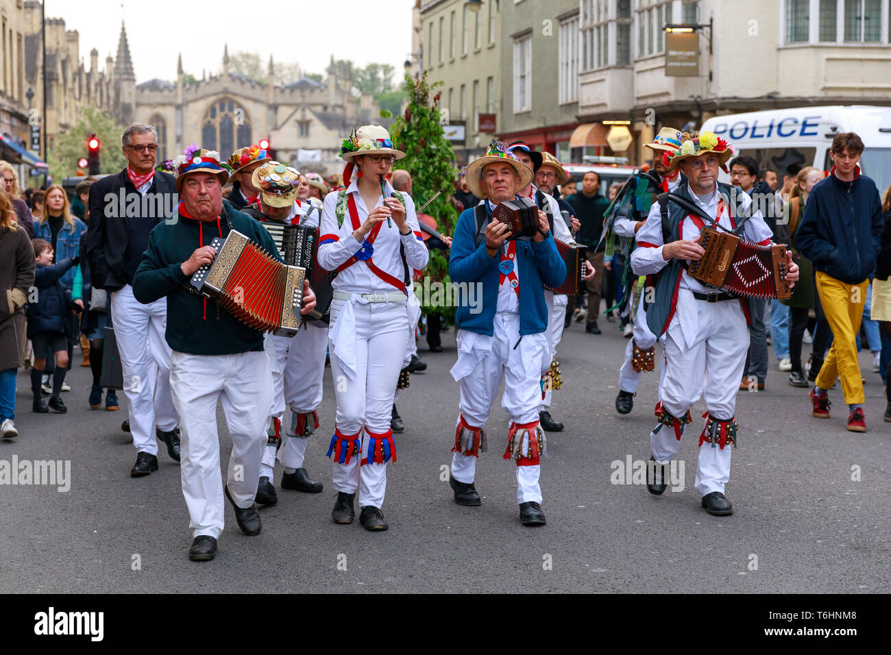 Oxford, UK. 1er mai 2019. Une troupe de danseurs Morris performing comme ils marchent loin de Pont-de-la-Madeleine après la chorale avait fini. Banque D'Images