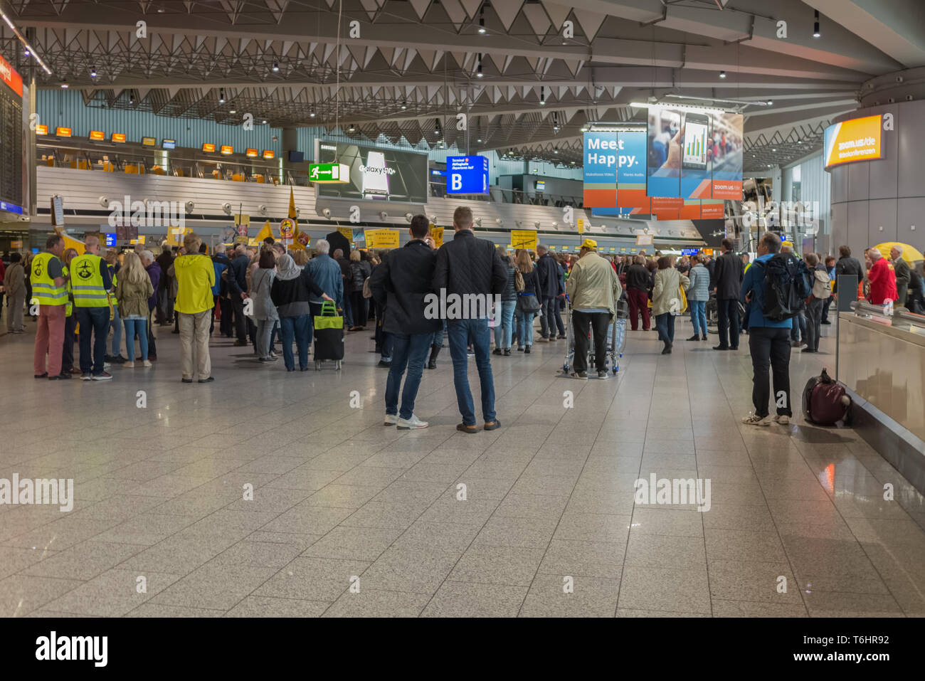 Francfort, Allemagne - AVRIL 08,2019:aéroport de la borne 1 d'un petit groupe de personnes manifestaient contre l'avaiation de bruit de la zone de l'aéroport. Banque D'Images