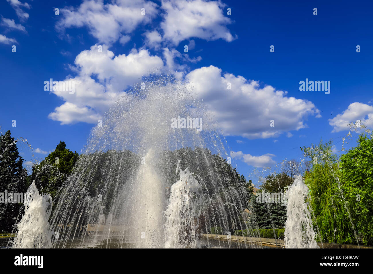 Belle fontaine sur la toile de beaux nuages, printemps, été cityscape, Dnepropetrovsk, Ukraine, ville Dniepr Banque D'Images