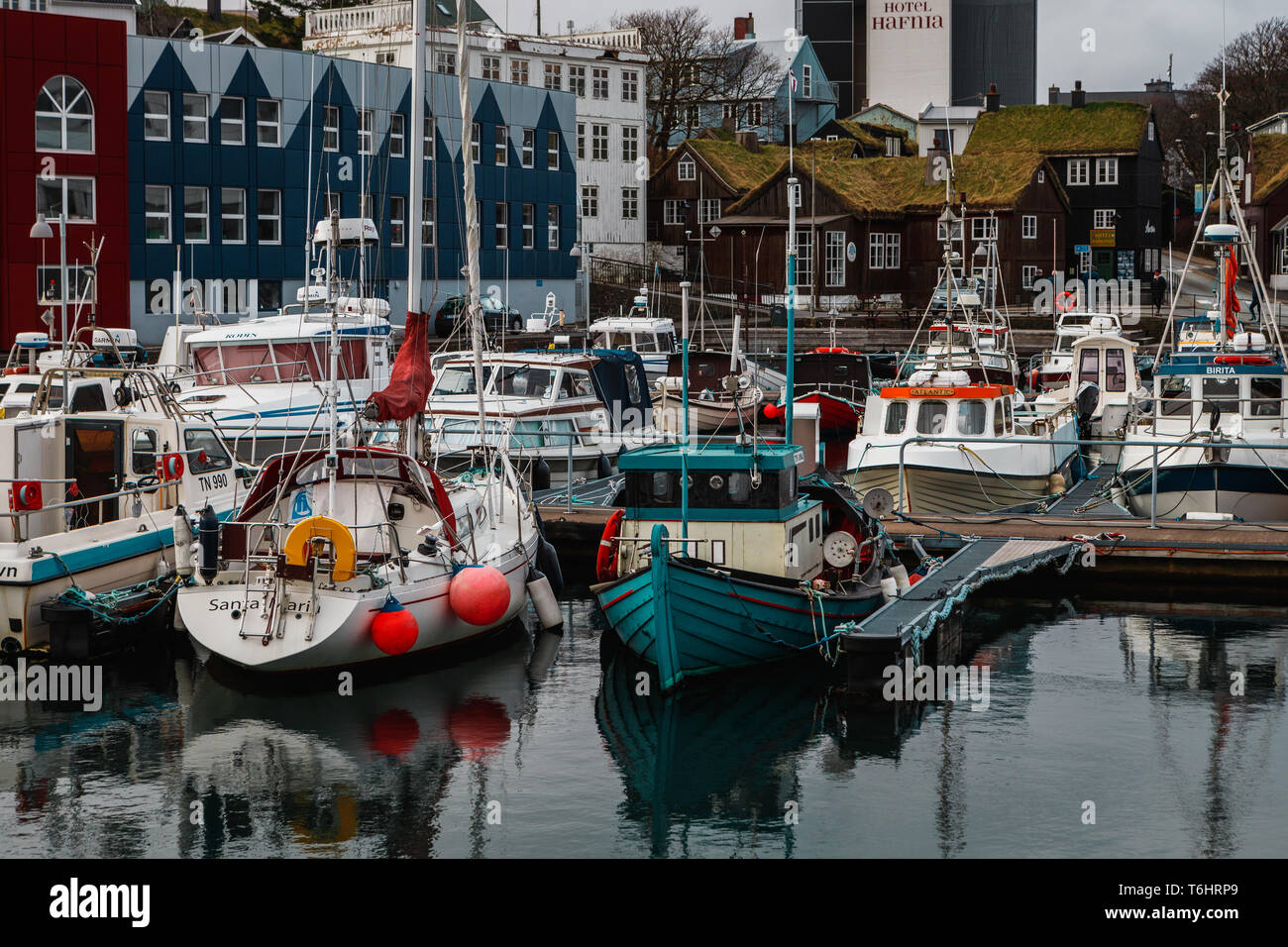 Peu de pêche et de voiliers dans le port de Tórshavn en face du bois des îles Féroé typique et des maisons couvertes (îles Féroé, de l'Europe) Banque D'Images