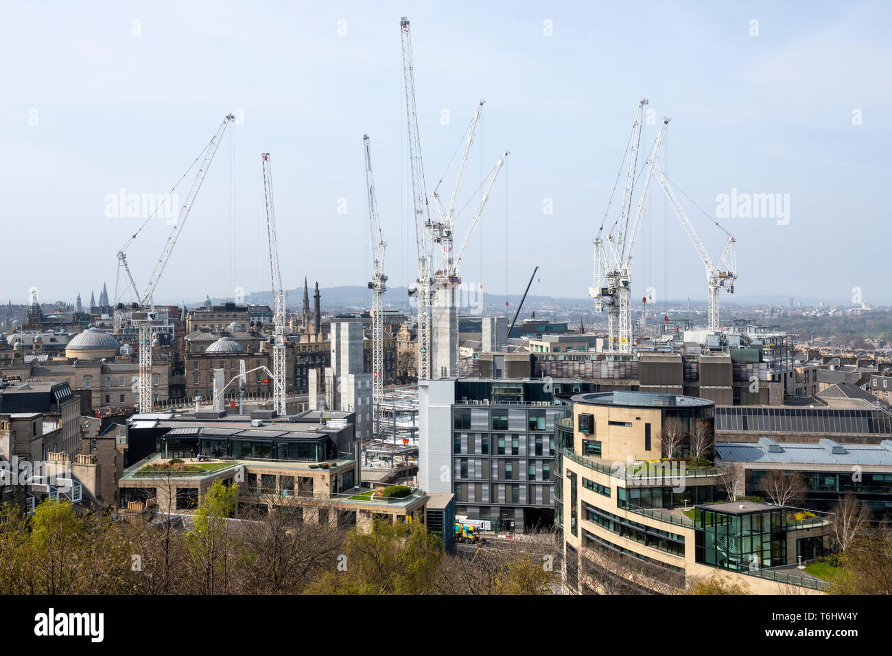 Grues à tour de chantier à St James Centre vu de réaménagement de Calton Hill, à Édimbourg, Écosse, Royaume-Uni Banque D'Images