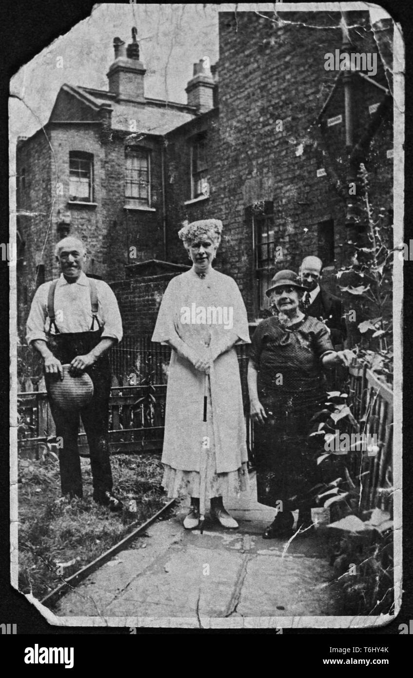 34/28 Tower Hamlets Albert Cottages visite Queen Mary 1930 Thorndykes avec Frank mère. Collection de la famille, copie 1978 Banque D'Images