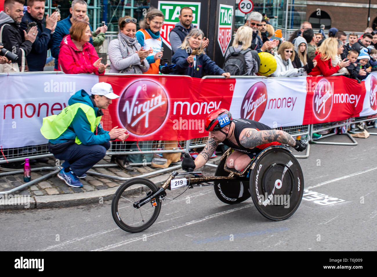 Anthony Gotts 219 racing dans la course en fauteuil roulant au Marathon de Londres 2019 Virgin Money, UK. L'appui du prévôt et de foule. L'appui du public Banque D'Images