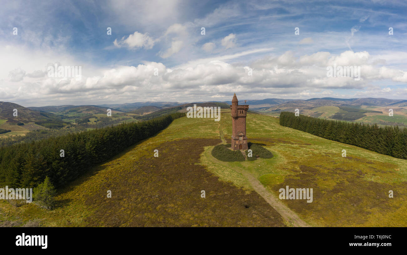 Vue aérienne du monument commémoratif d'Airlie sur la colline de Tulloch entre Glen Prosen et Glen Clova, près de Kirriemuir, Angus, Écosse. Banque D'Images