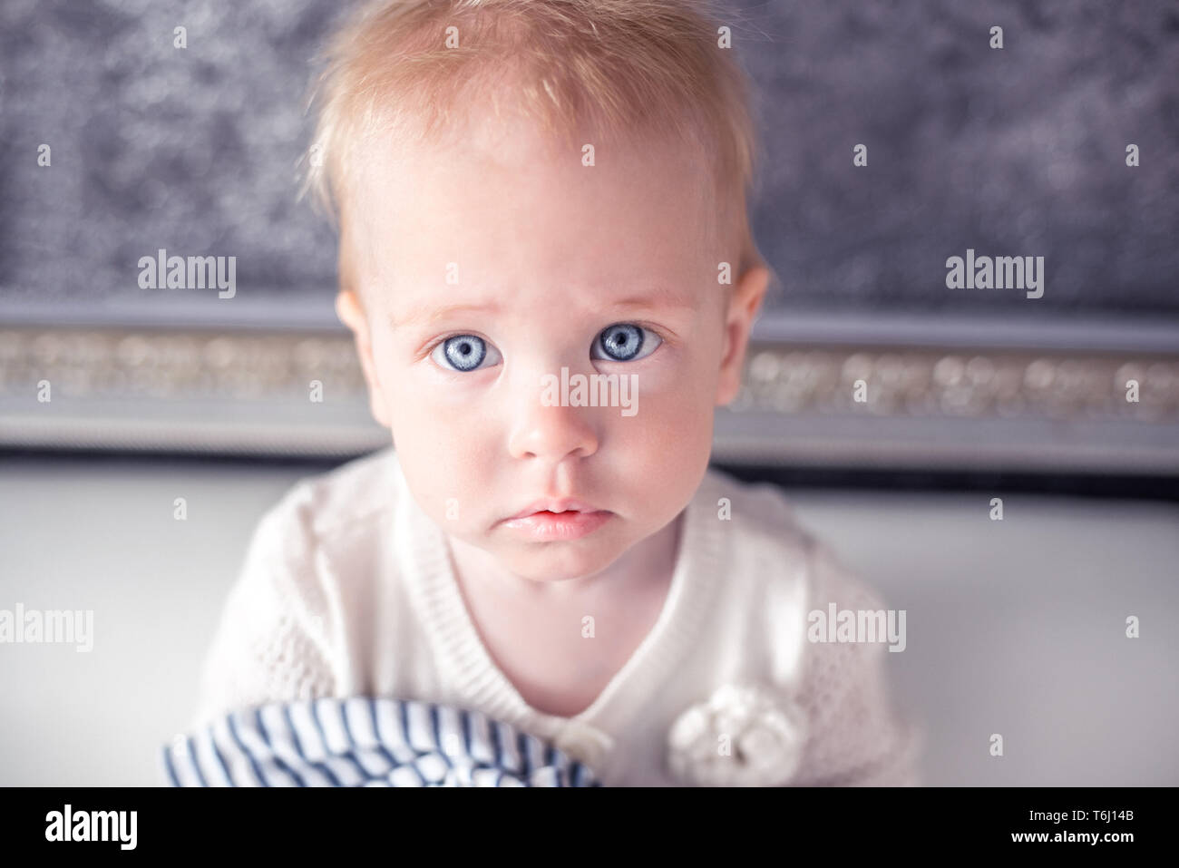 Un Adorable Petit Bebe Avec Les Cheveux Blonds Et Les Yeux Bleus D Un Photo Stock Alamy